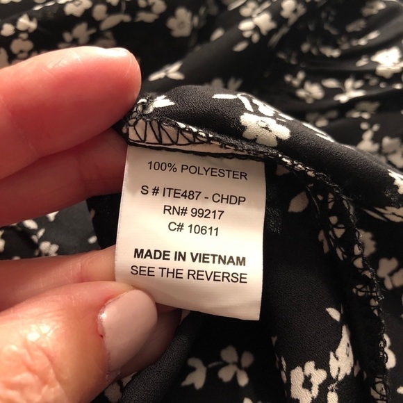 Moa Moa Black with White Flowers Blouse Sz NWOT - Picture 7 of 9